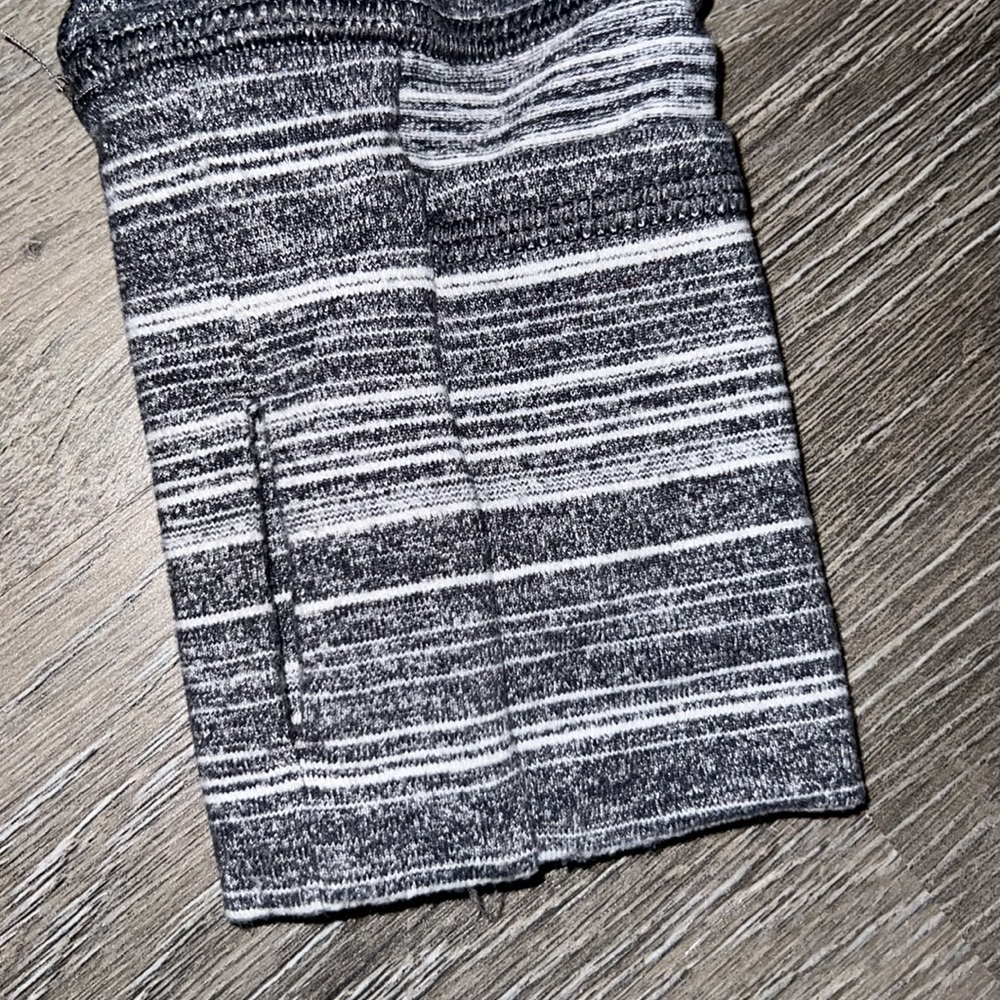 ❗️SOLD❗️Lululemon Womens size 6 Heathered Gray/White Striped Half Zip Sweatshirt - Picture 5 of 7